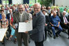 Gerhard Schollenberger erhält von Landrat Röckinger die Staufermedaille