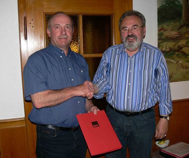 Horst Steinhilper (li) mit 1. Vors. Schollenberger